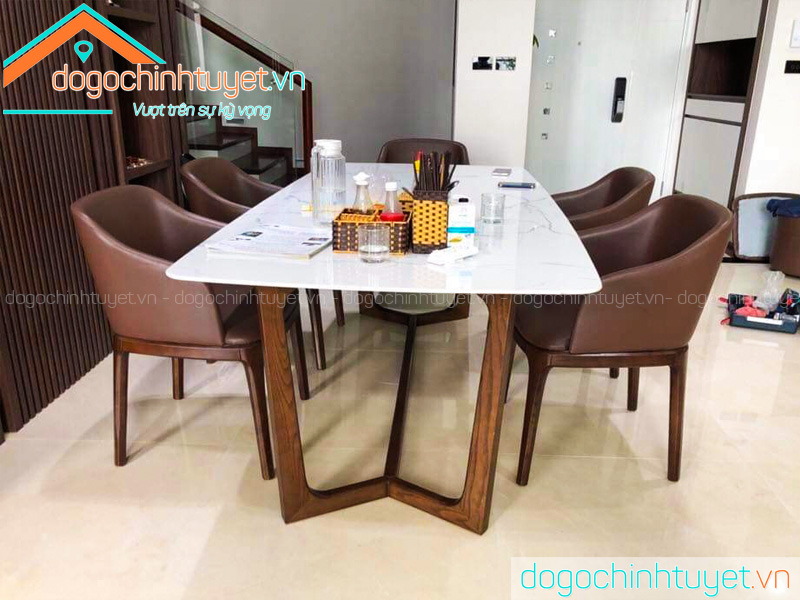 Bàn ăn gỗ Sồi Nga mặt đá Grace ở Thái Bình